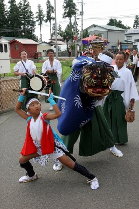 写真:今泉祇園ばやし「獅子の口割り」