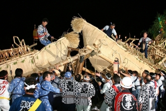 写真:送り盆まつり「屋形舟のぶつけ合い」