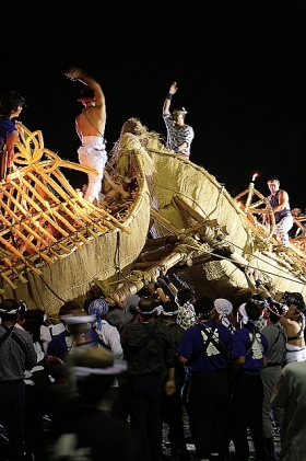 写真：横手の送り盆まつり（屋形舟のぶつけ合い）