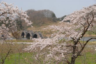 写真:立馬郊から眺める雁橋