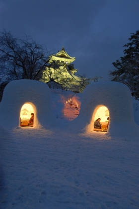 写真:かまくらと横手城