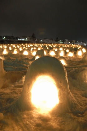 写真:蛇の崎川原のミニかまくら