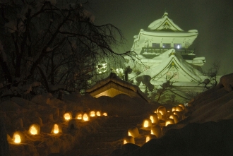写真:ミニかまくらと横手城