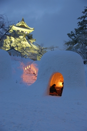 写真:かまくらと横手城