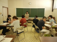 写真:図書館員の説明を聞いています!