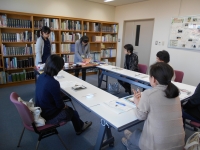 写真:説明を聞いています!