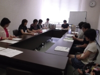写真:熱心に説明を聞いております!