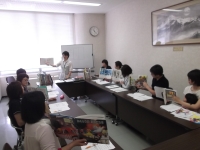 写真:読み聞かせに興味深々です!