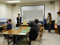 写真:コーティングの説明を聞いております!