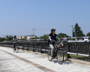 写真：サイクリングを楽しむ人たち