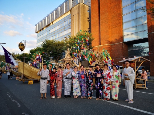 写真:送り盆に参加する大同大學学生