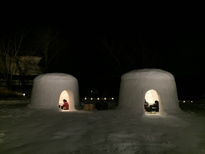 写真：夜のかまくら