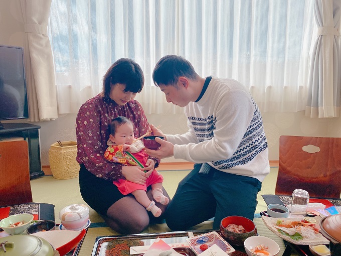 写真：お食い初めの親子