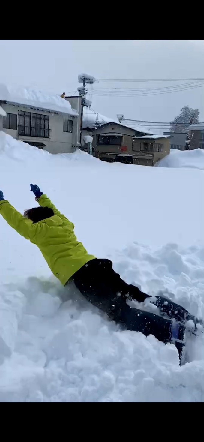 写真：新雪に飛び込むひと