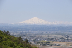 写真：横手から見る鳥海山