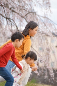 写真：花見の親子