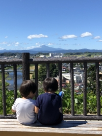 写真：鳥海山を見るこども