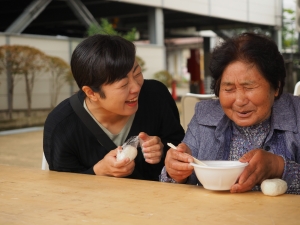 写真：会話がはずむ人たち