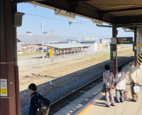 写真:駅のプラットホームにいる人たち