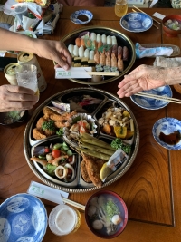 写真:料理をいただく様子