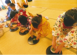 写真：お茶をたてる子どもたちの様子