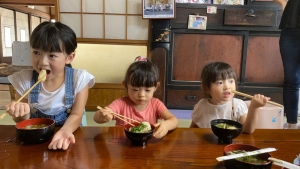 写真:山内いものこを食べる子どもたち