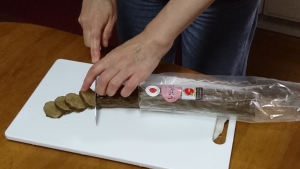写真:いぶりがっこを切る様子