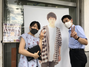 写真：高橋優さんのポスターとファン