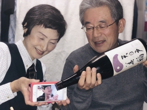 写真:天の戸を酌み交わす人たち