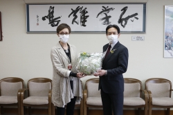 写真：真坂ますみ代表と市長