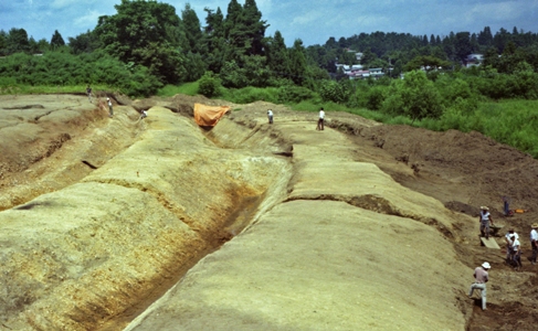 写真:東側の二重の堀と土塁