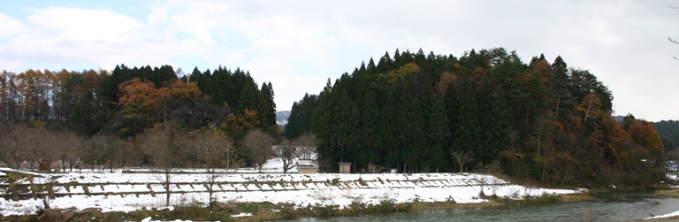 写真:西側から望む小吉山、大鳥井山
