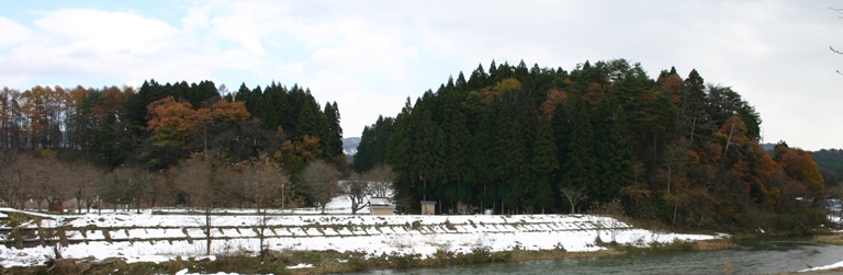 写真：西側から望む小吉山、大鳥井山