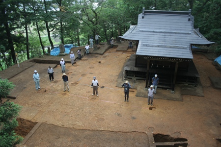 写真:大鳥井山頂上の四面庇建物柱穴