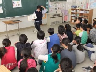 写真：読み聞かせ風景