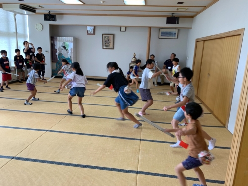 写真：チャンバラごっこ