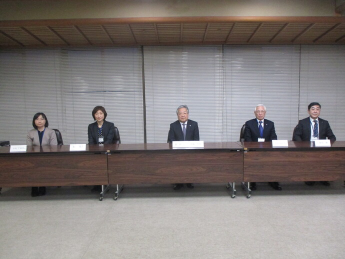 写真:中村委員、泉川委員、伊藤教育長、加賀谷委員、二階堂教育長職務代理者