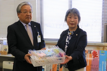 写真：嶋田会長と教育長