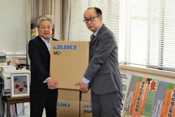 写真：松本社長と教育長