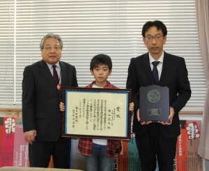 写真：奥山晃太さんと教育長