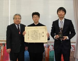 写真：髙橋英佑さんと教育長