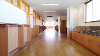 写真：教室棟の廊下