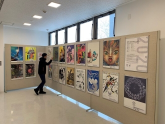 写真:東京2020公式アートポスターの掲示