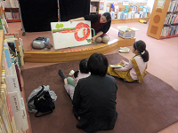 大森図書館のおはなし会の様子