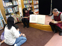 大森図書館のおはなし会の様子