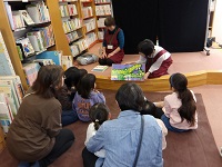 大森図書館のおはなし会の様子