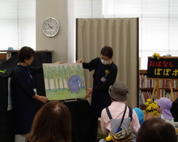 十文字図書館おはなし会の様子