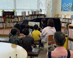 十文字図書館おはなし会の様子