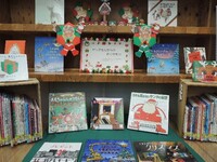 増田図書館の企画展示「サンタさんからのおくりもの」