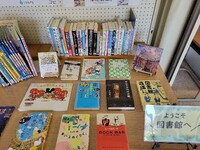 十文字図書館の企画展示「ようこそ、図書館へ」の様子